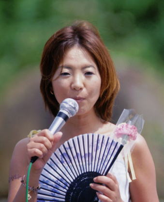 ��q������������