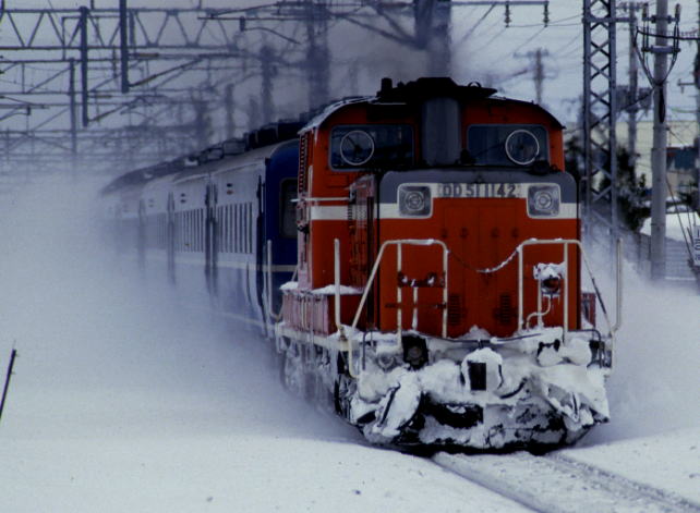 DD51 at Shiroishi stn.