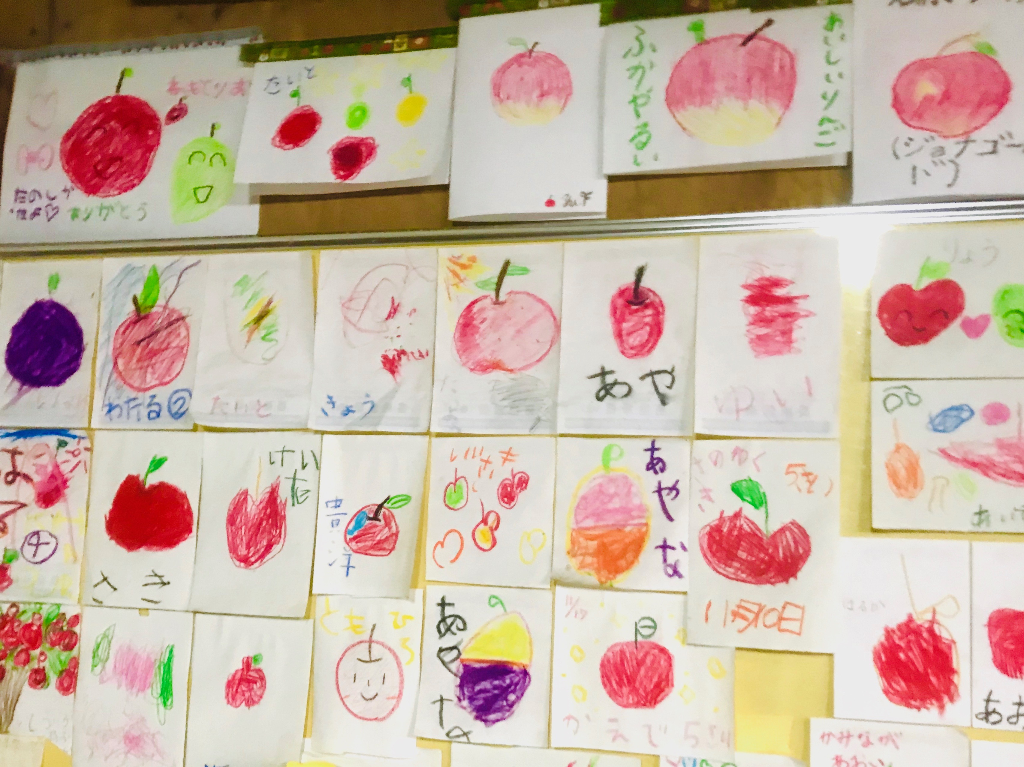 子供が描いたりんごの絵