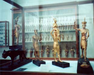 狩りをする王の小像など